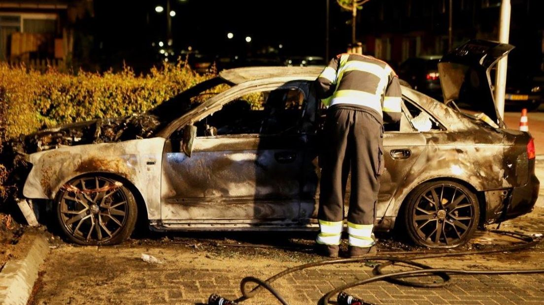 In Culemborg is in de nacht van zondag op maandag een auto in vlammen opgegaan.