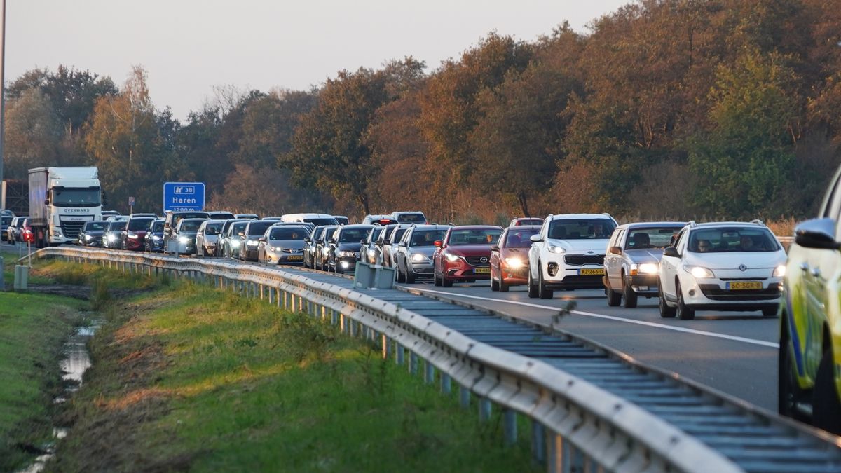 112-nieuws: Trekker botst met bestelbus • Politie zoekt fietser na aanrijding in Midwolde