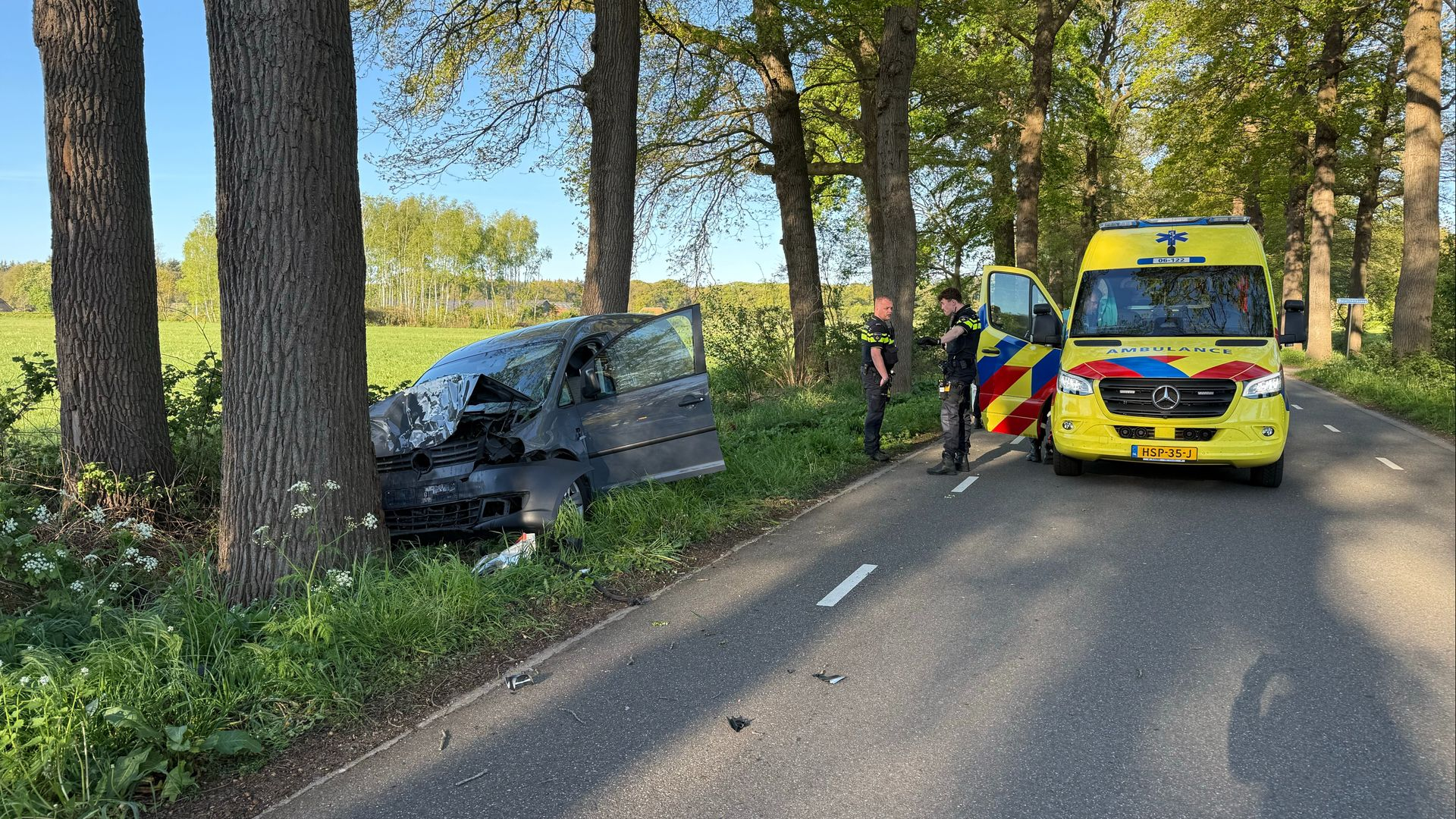 Bestelbus rijdt tegen boom, bestuurder naar ziekenhuis