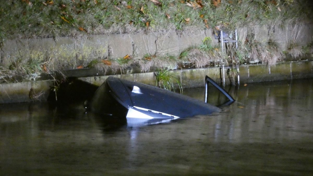 Auto te water bij de Kanaalweg in Smilde