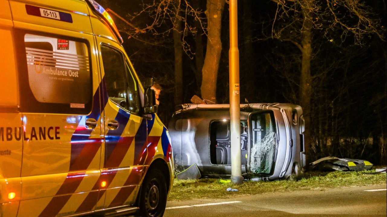 Auto belandt zijwaarts in berm door botsing in Overdinkel.