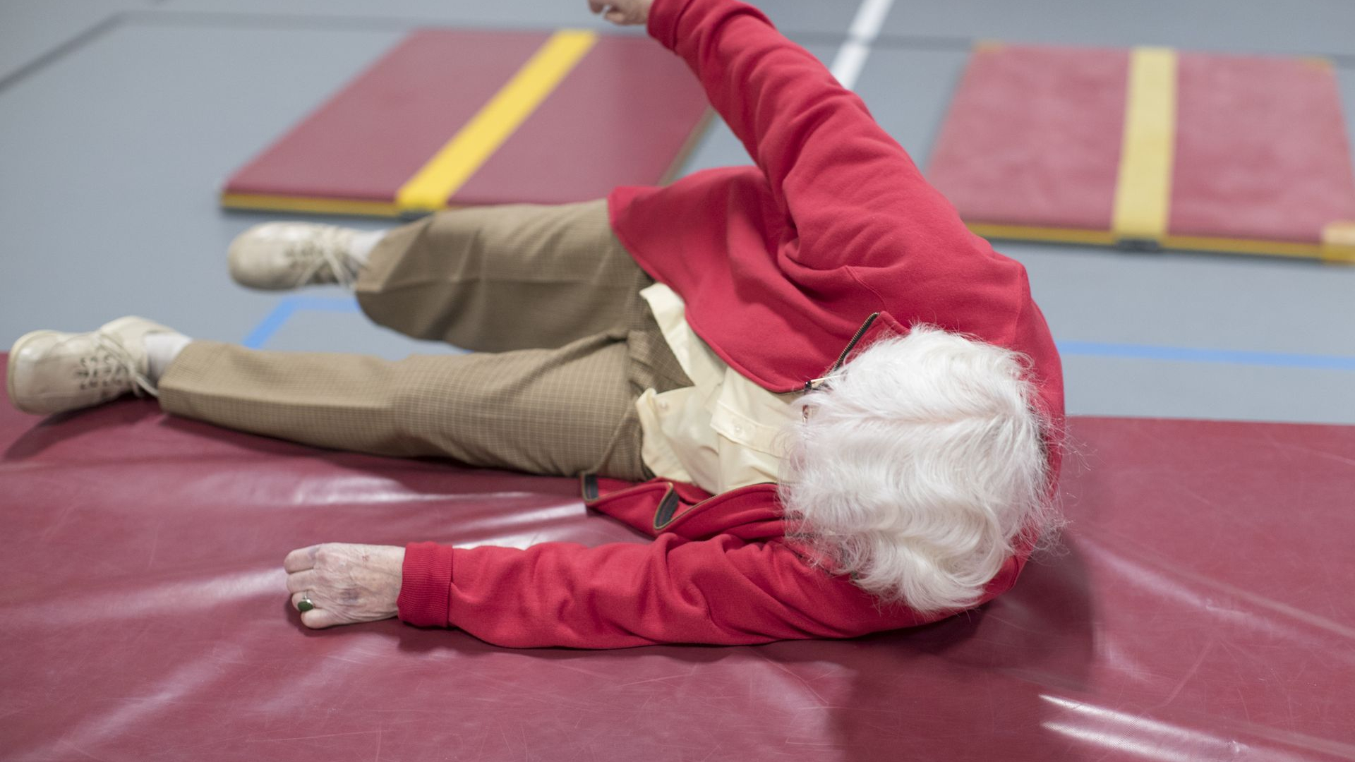 Ouderen leren vallen tijdens valpreventiecursus