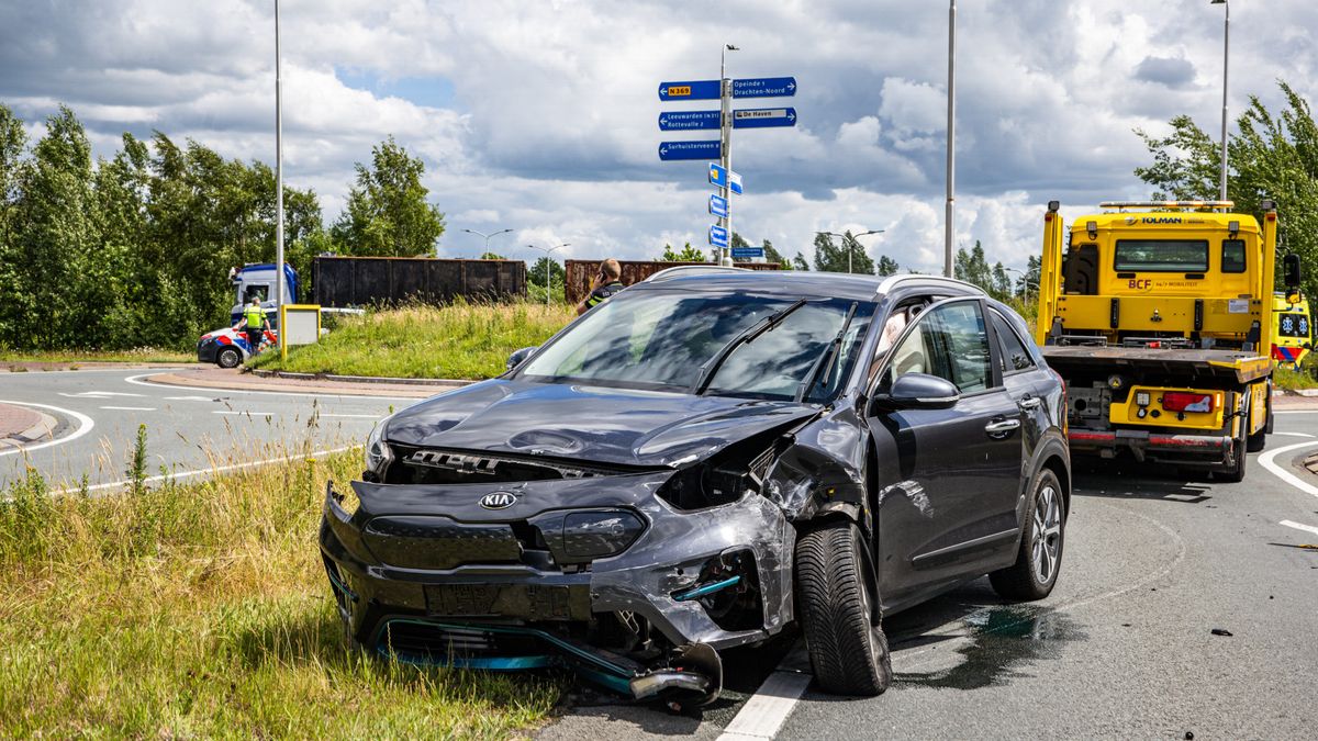 Brandweervrouw in hand gebeten bij reddingsactie kat in Drachten | Code geel vanwege onweersbuien