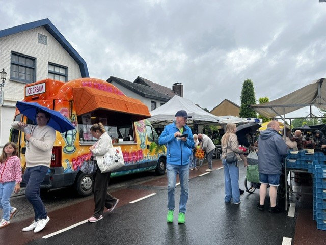 Het regende water én kortingen op de Meikermismarkt in Koewacht