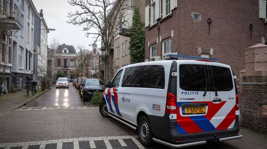 Politie in de Schoolstraat in Arnhem.