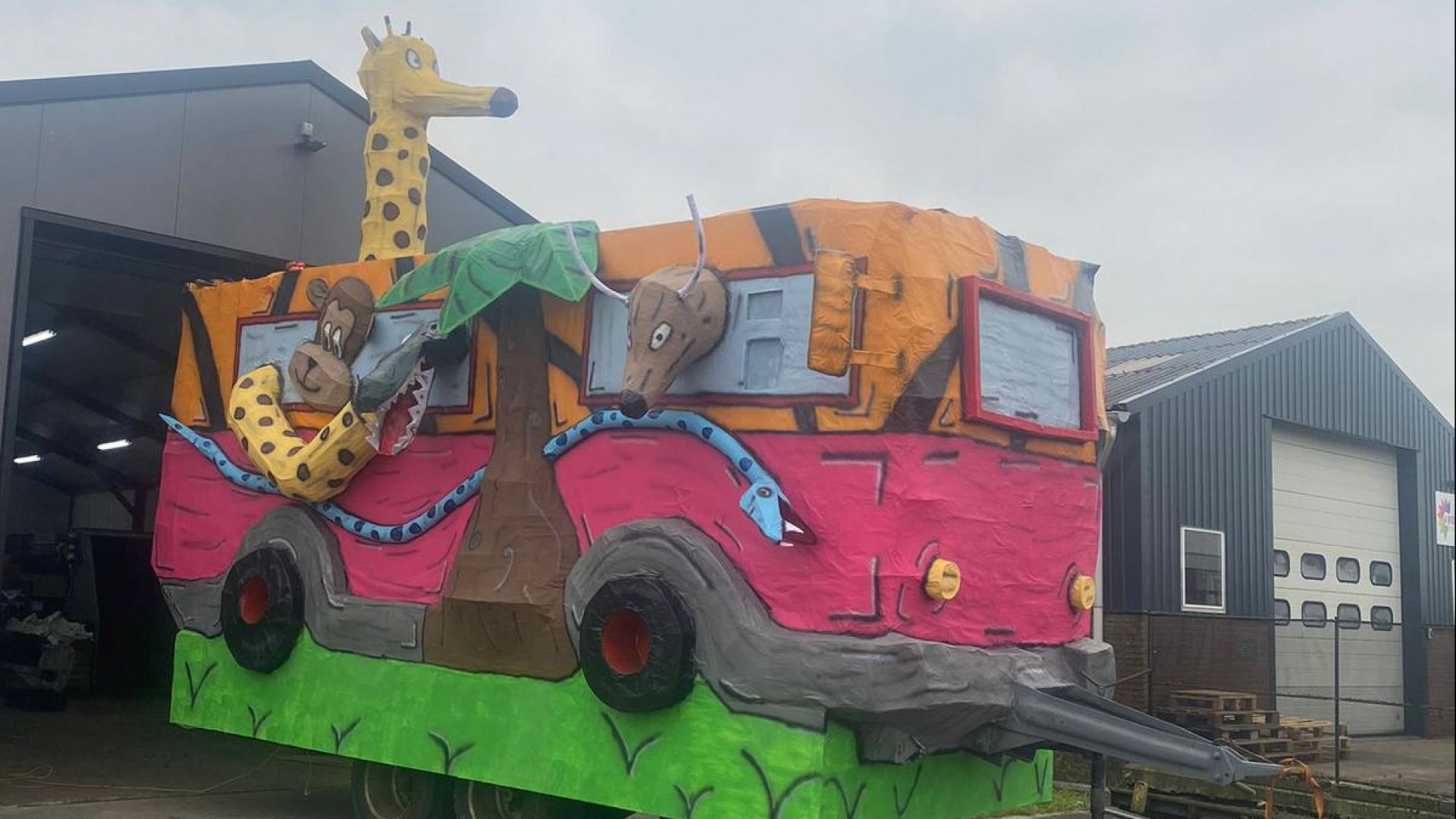 Maanden bouwen aan carnavalswagen: 'Giraffen en apen staan op onze kar