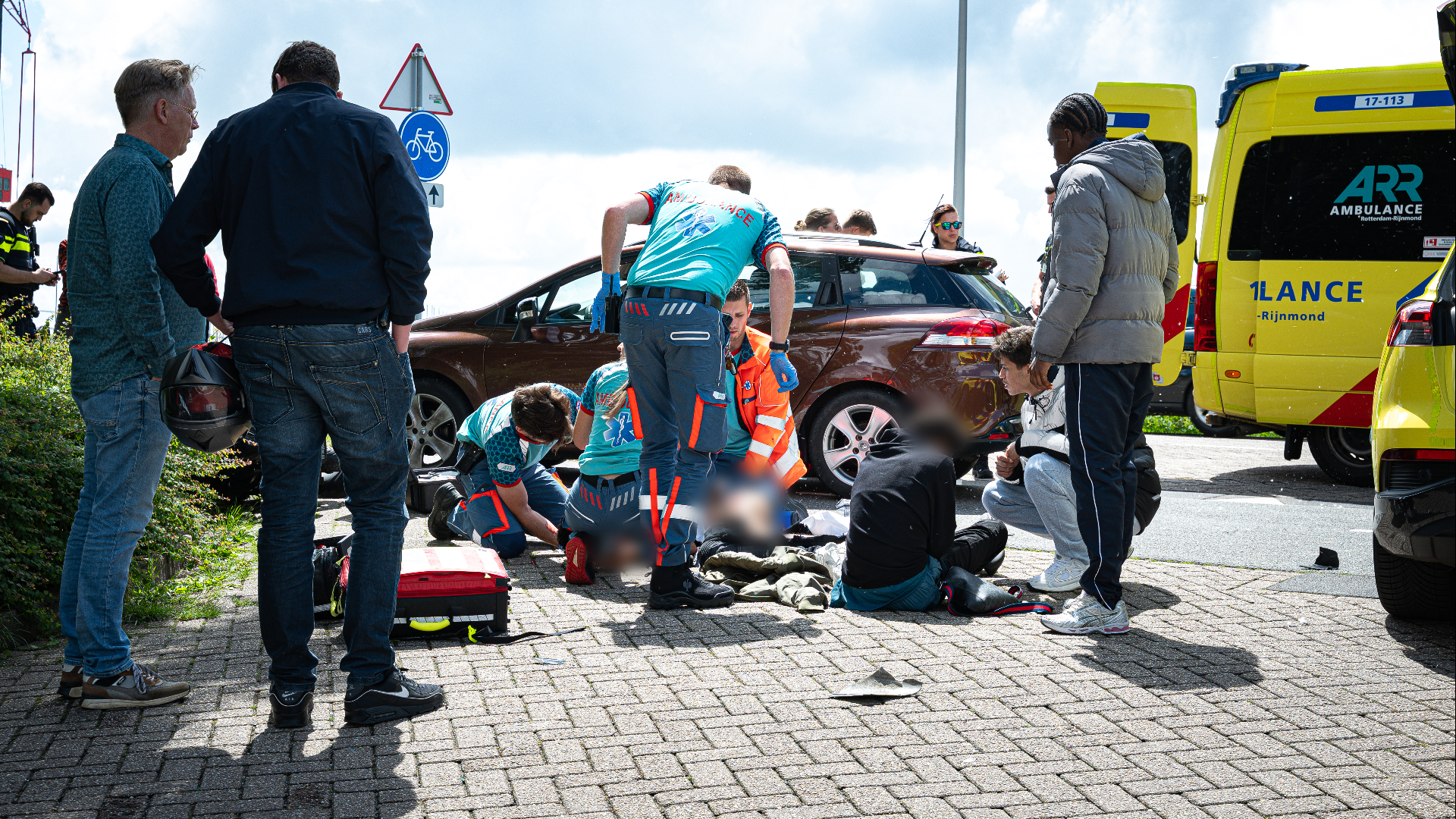 Er kwamen meerdere ambulances en een traumahelikopter ter plaatse.