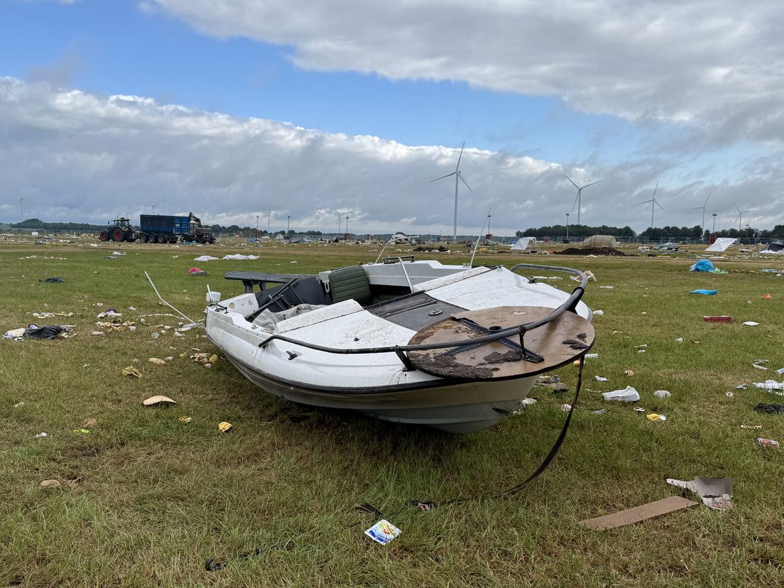 Een boot, caravans en partytenten: campingterrein van Boerenrock is de day after een dikke bende