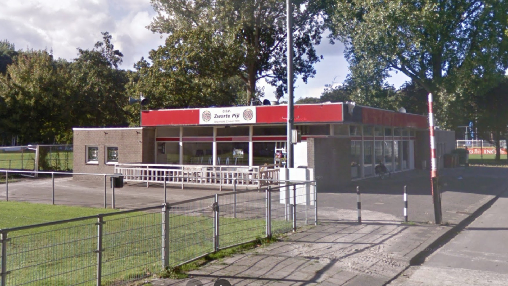 Bij de Zwarte Pijl gaan fans naar de wedstrijd van Suriname kijken.