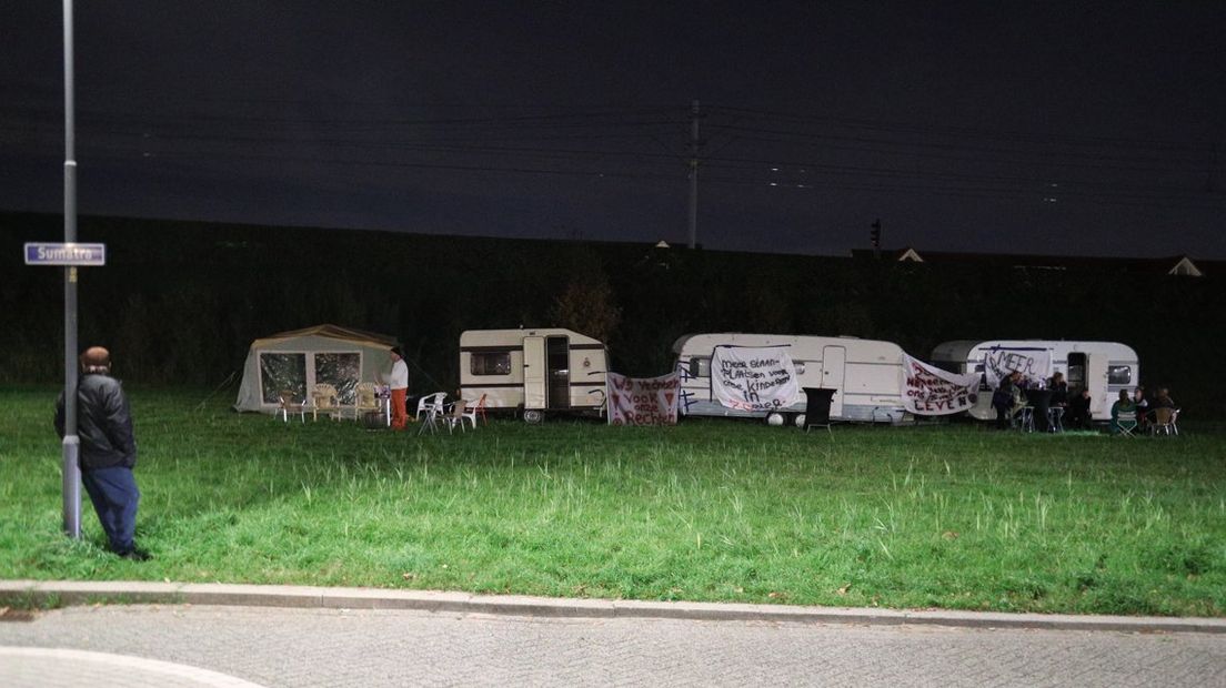 Woonwagenbewoners uit Zoetermeer voerden vrijdagavond actie voor een betere behandeling door de gemeente. 