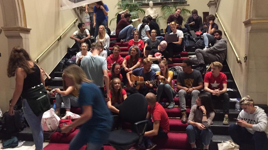 Actievoerende studenten op de trap van het Academiegebouw, vorig jaar