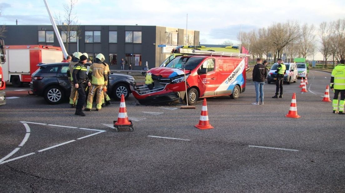 Frontale botsing tussen busje en auto in Zwolle
