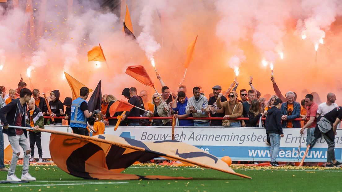 Katwijk-supporters met fakkels tijdens de kampioenswedstrijd tegen Excelsior Maassluis in mei 2022