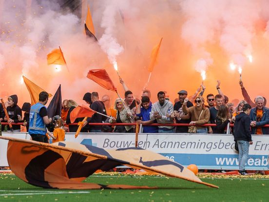 VV Katwijk krijgt zware straf van KNVB voor afsteken vuurwerk door supporters