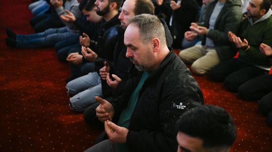 Suikerfeest is begonnen: topdrukte bij de moskee