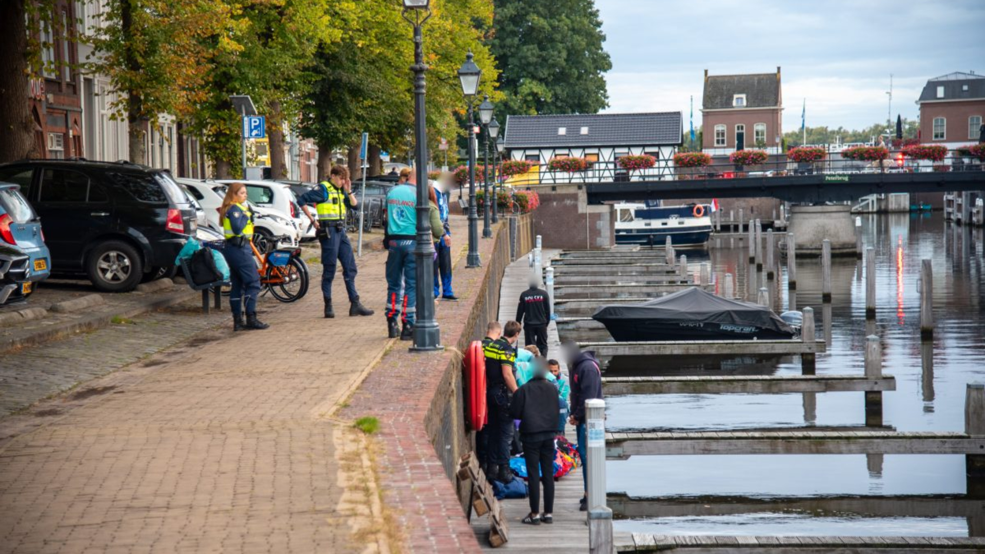 De man viel van de kade op een steiger