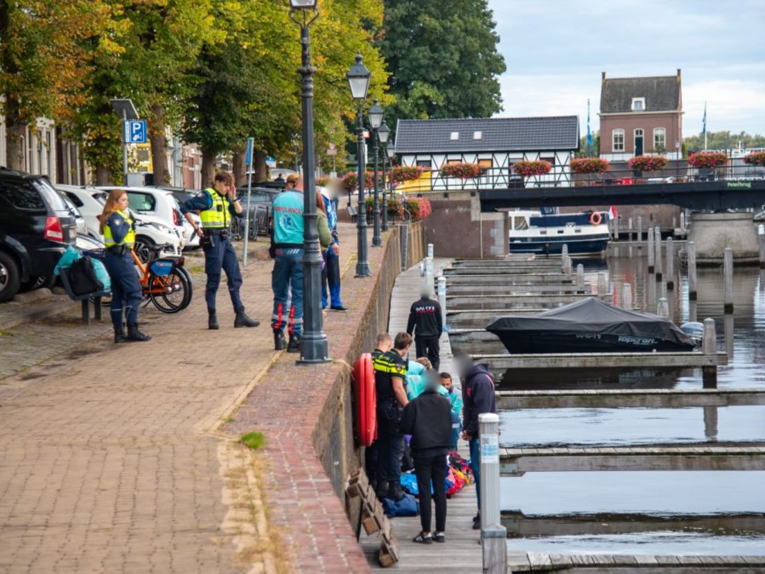 De man viel van de kade op een steiger