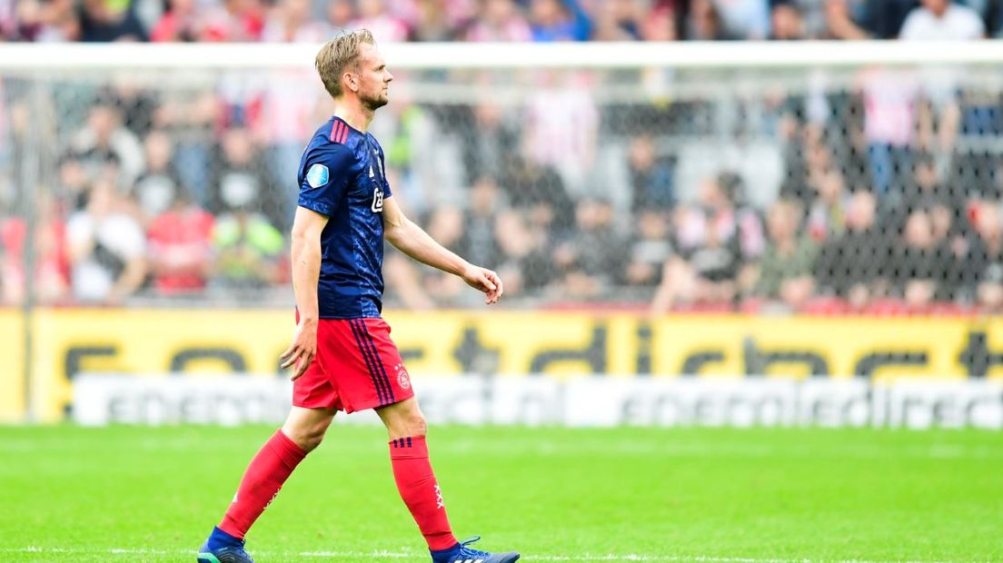 Siem de Jong verlaat het veld na zijn rode kaart tegen PSV.