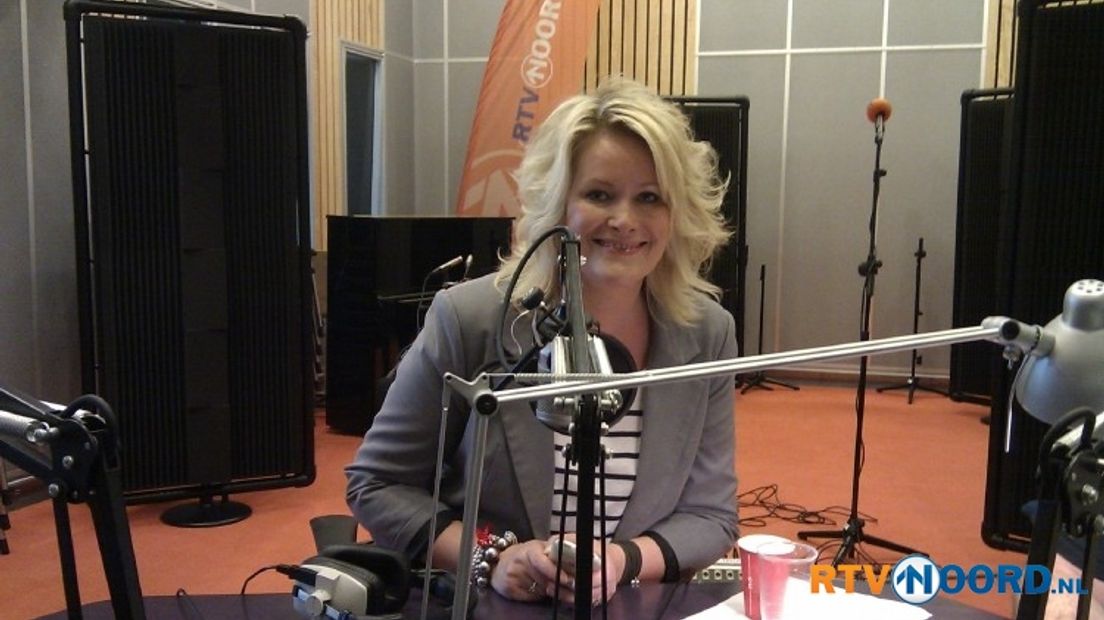 Erikah Karst in de studio van Radio Noord