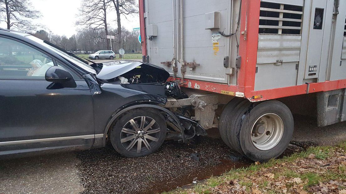 De dissel van de aanhanger verdween volledig in de auto (Rechten: Persbureau Meter)