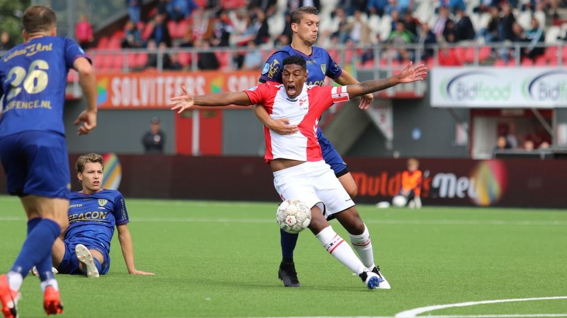 Captain Araujo wordt gestuit door VVV. FC Emmen verloor de eerste thuiswedstrijd tegen VVV met 5-3
