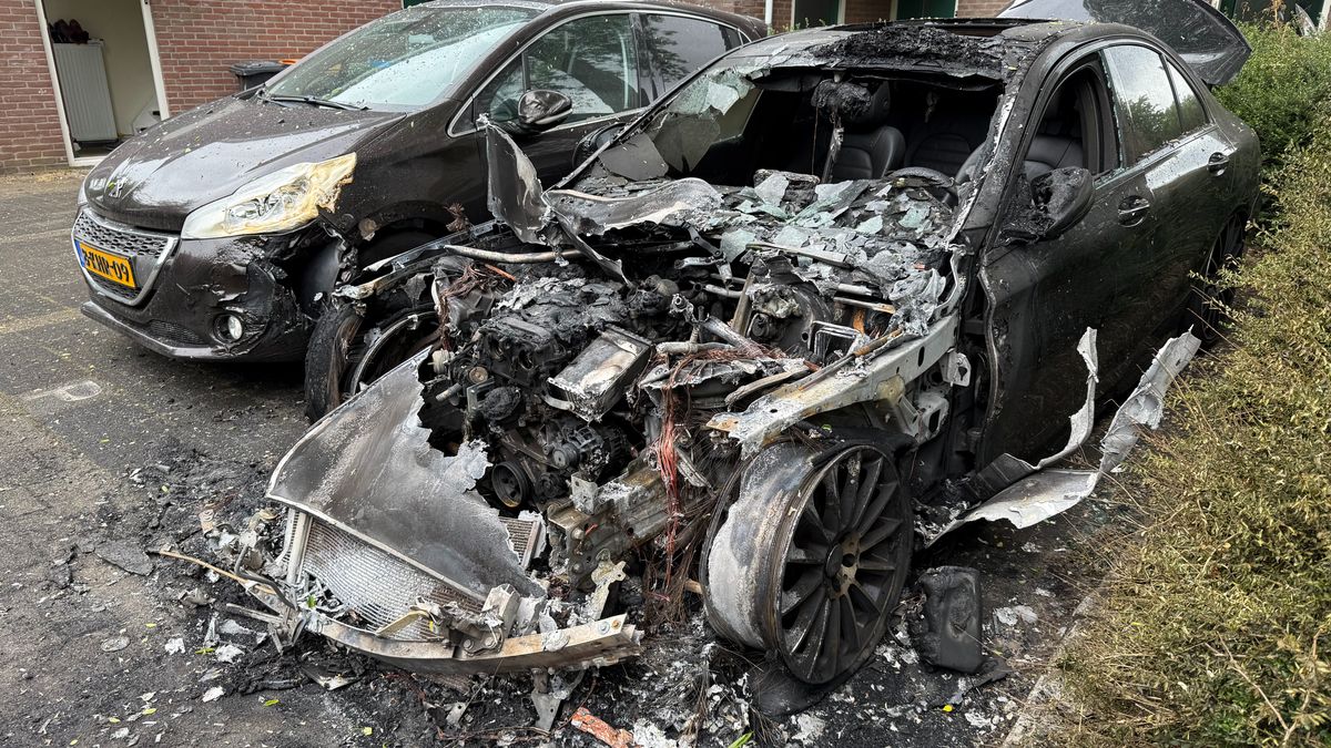 Derde autobrand in week tijd rond Deventer wijk Zandweerd