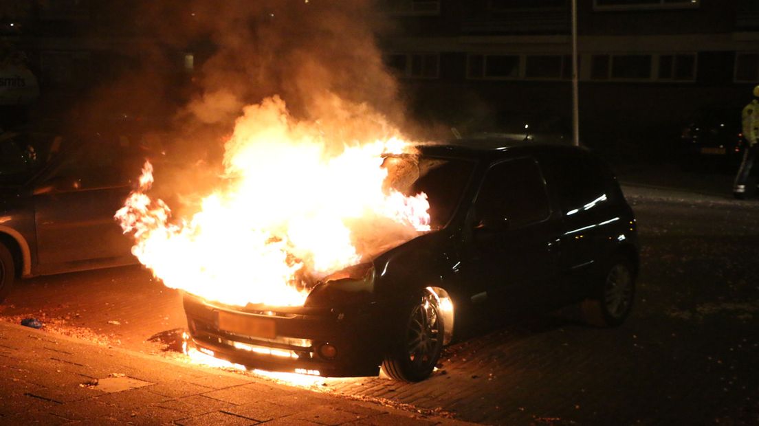 Auto uitgebrand op Poptahof Delft