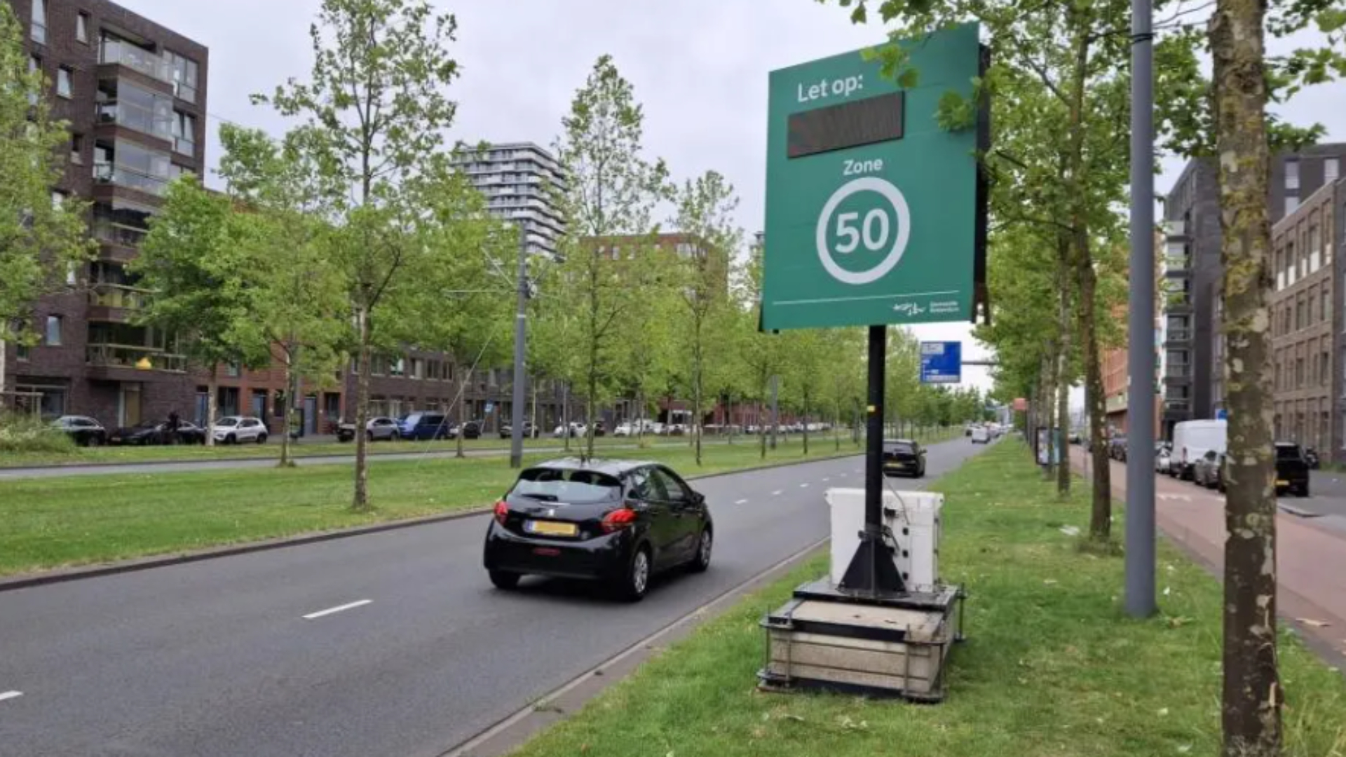 Op vier plekken in de stad startte deze week een proef met de nieuwe waarschuwingspalen.
