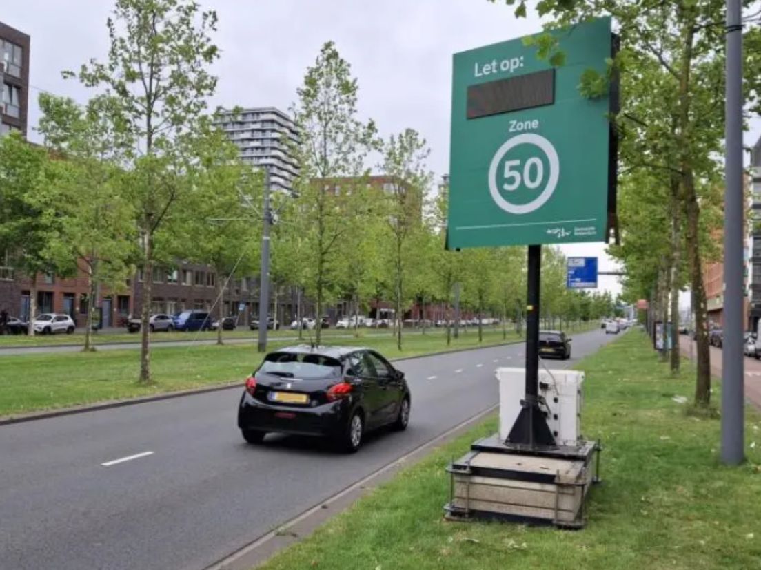 Op vier plekken in de stad startte deze week een proef met de nieuwe waarschuwingspalen.