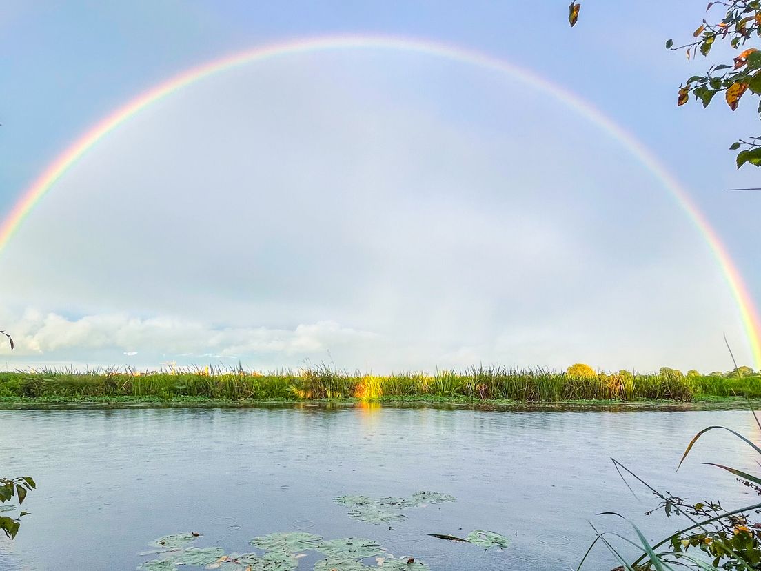 Regenbogen en 'uier-wolken' boven Drenthe dankzij felle buien