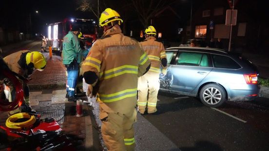 Bekneld na aanrijding • autos botsen op elkaar.