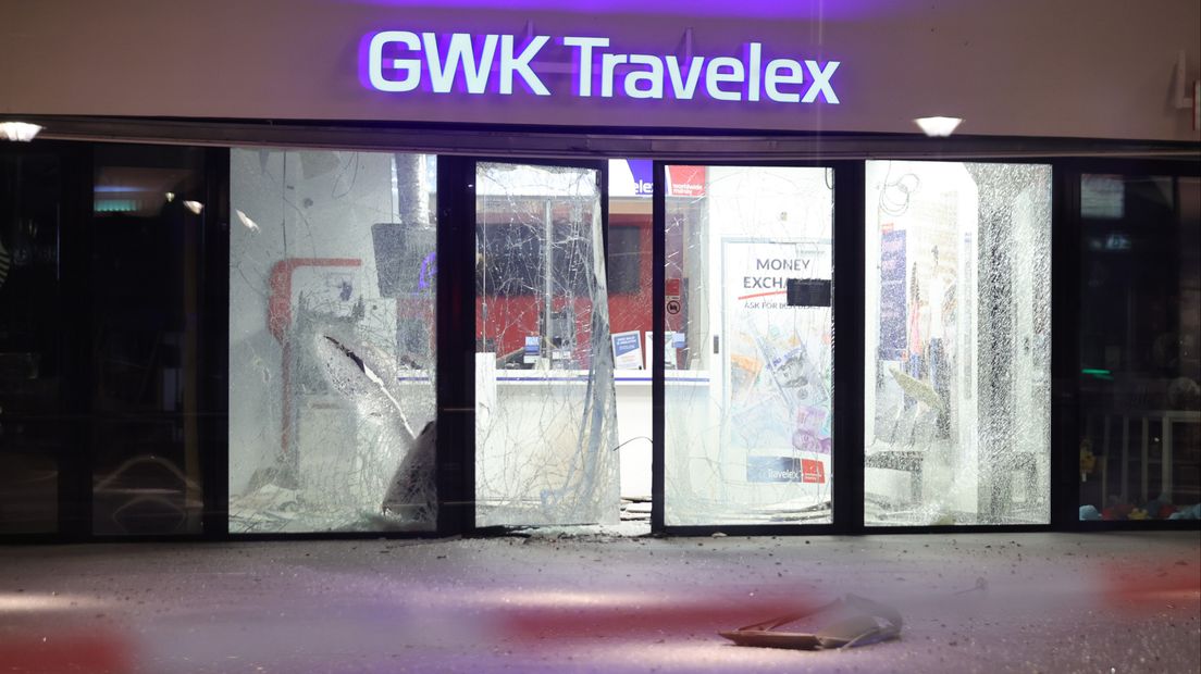 Ravage door explosie bij een geldwisselkantoor in Den Haag