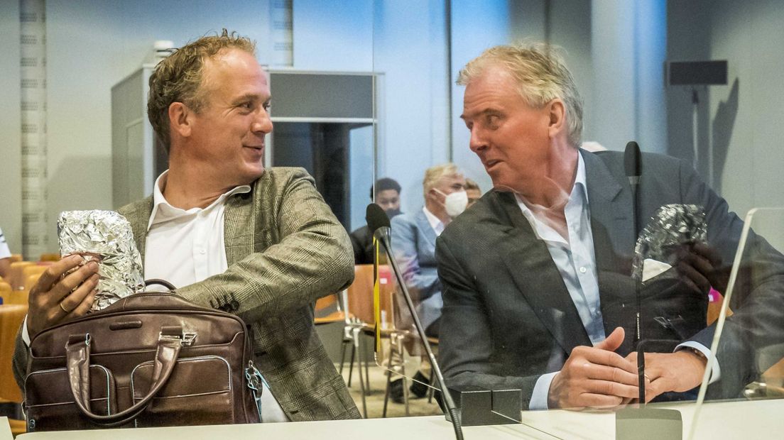 Financieel directeur Jachin Wildemans (L) en interim directeur Edwin Reijntjens van ADO Den Haag tijdens de rechtszaak