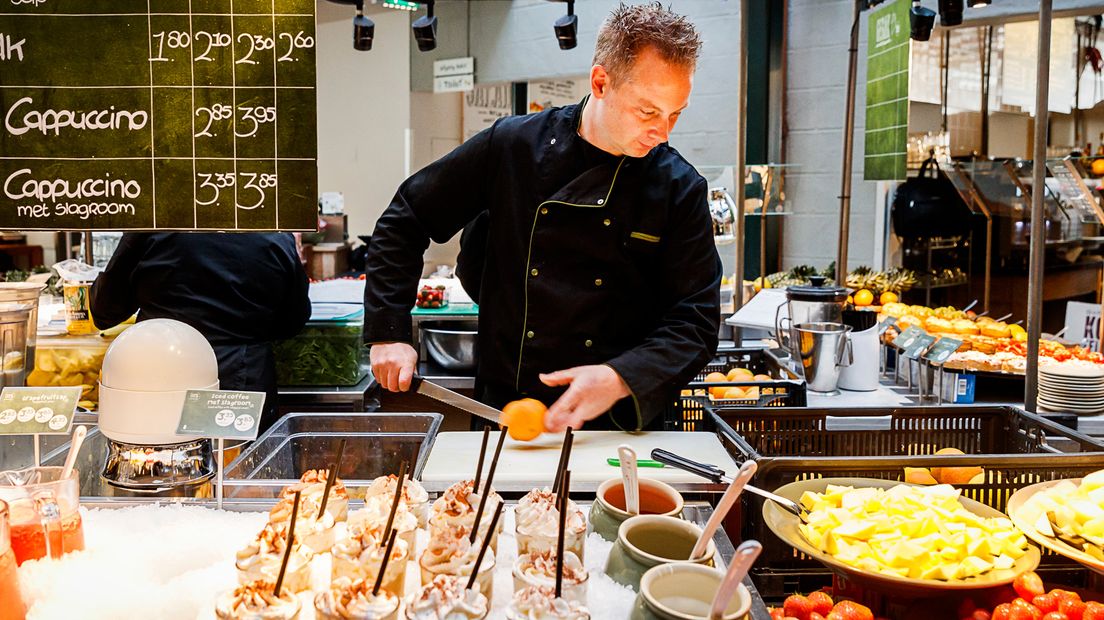 Man maakt smoothies bij La Place