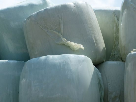 Boer in Leutingewolde heeft genoeg van stapels grasbalen van zijn buurman en wil dat de rechter ingrijpt
