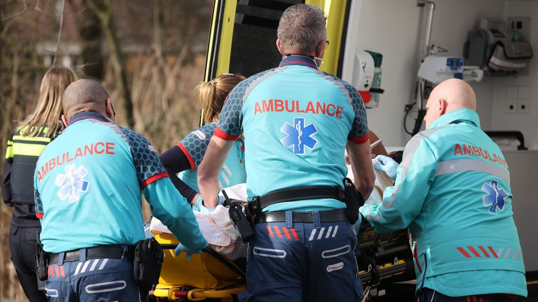 Het slachtoffer wordt door ambulancepersoneel geholpen