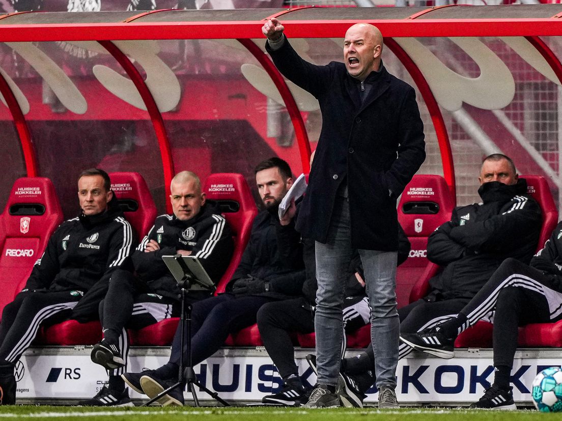 Arne Slot tijdens het duel met FC Twente.