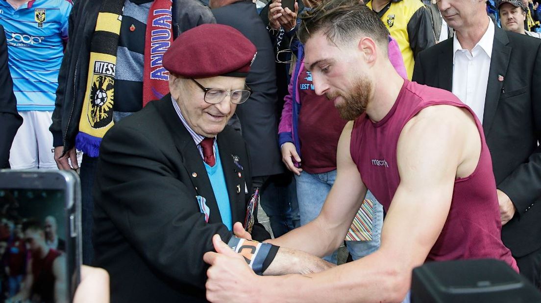 Guram Kashia geeft een veteraan zijn aanvoerdersband.