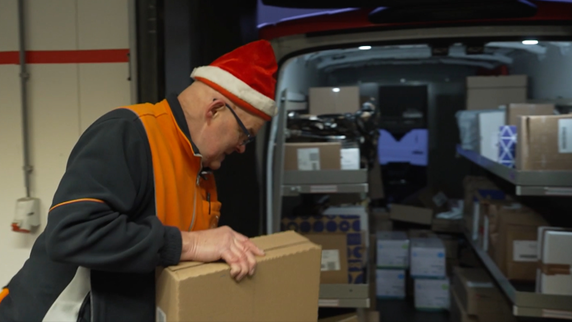 De laatste kerstcadeautjes worden bezorgd.