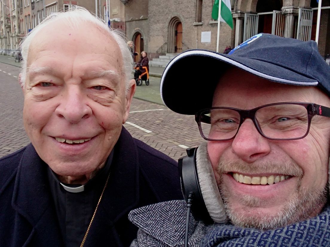 Monseigneur Bär en verslaggever Ronald van Oudheusden bij de uitvaart van Ruud Lubbers in Rotterdam, 20 februari 2018
