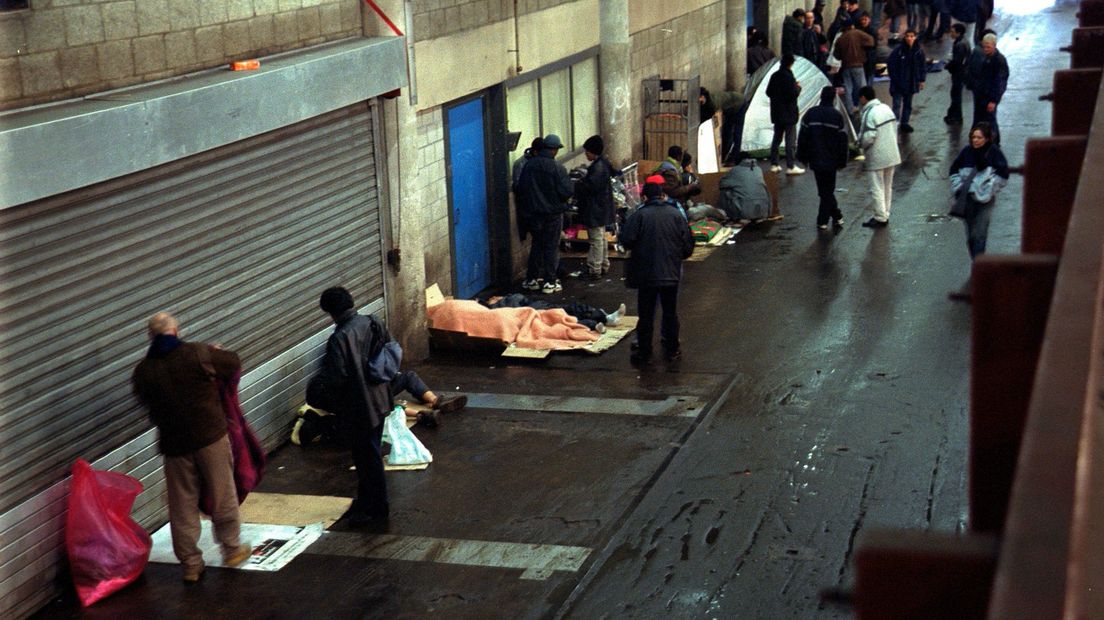 Verslaafden in de "junkentunnel" in 2001