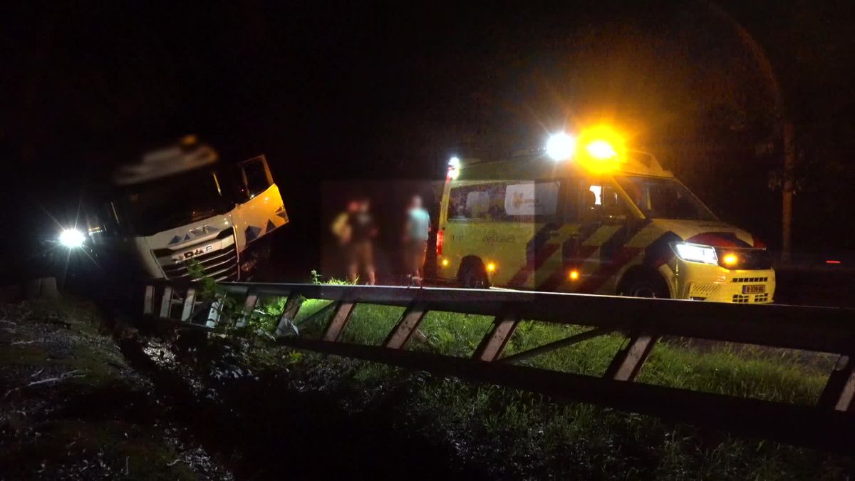 Vrachtwagen komt naast A28 terecht bij Spier