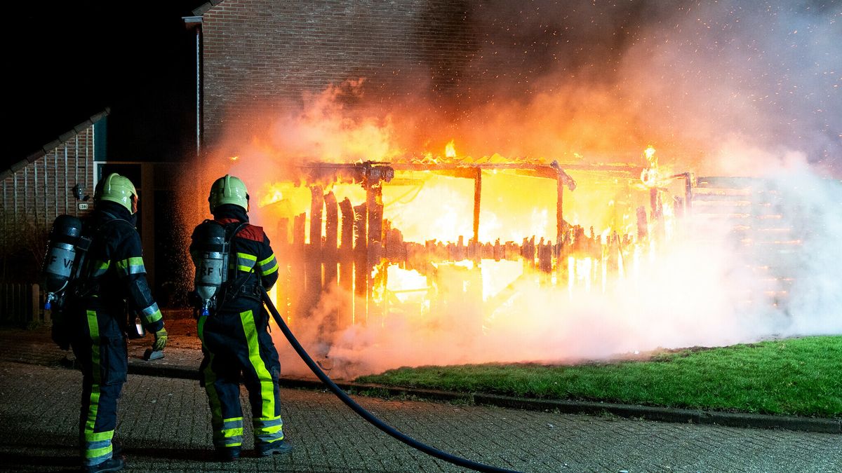 Garage in Oosterwolde uitgebrand, woning ontruimd