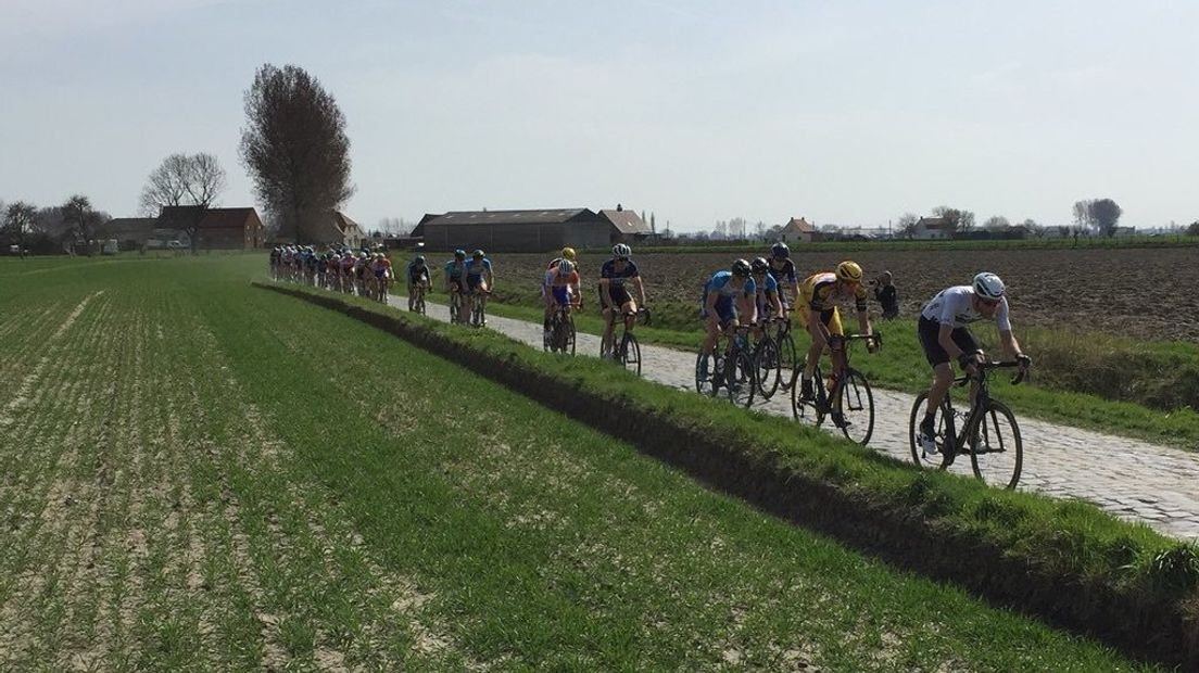 De leiders in de Omloop van de Braakman op een van de kasseistroken.