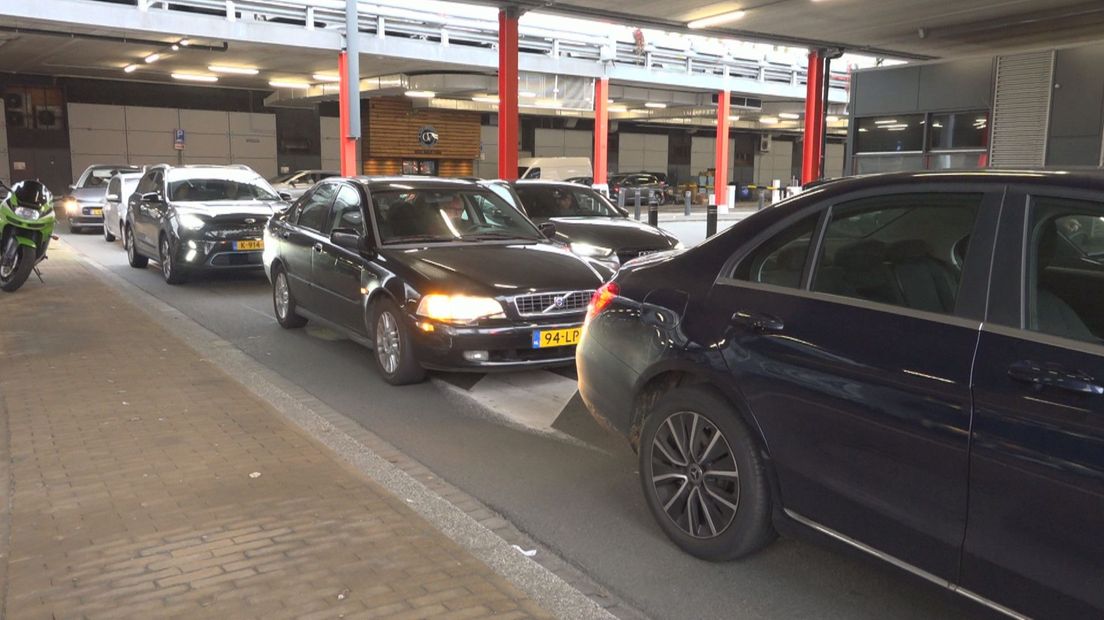 Het vinden van een parkeerplek is op zaterdagen een uitdaging I Foto Omroep West