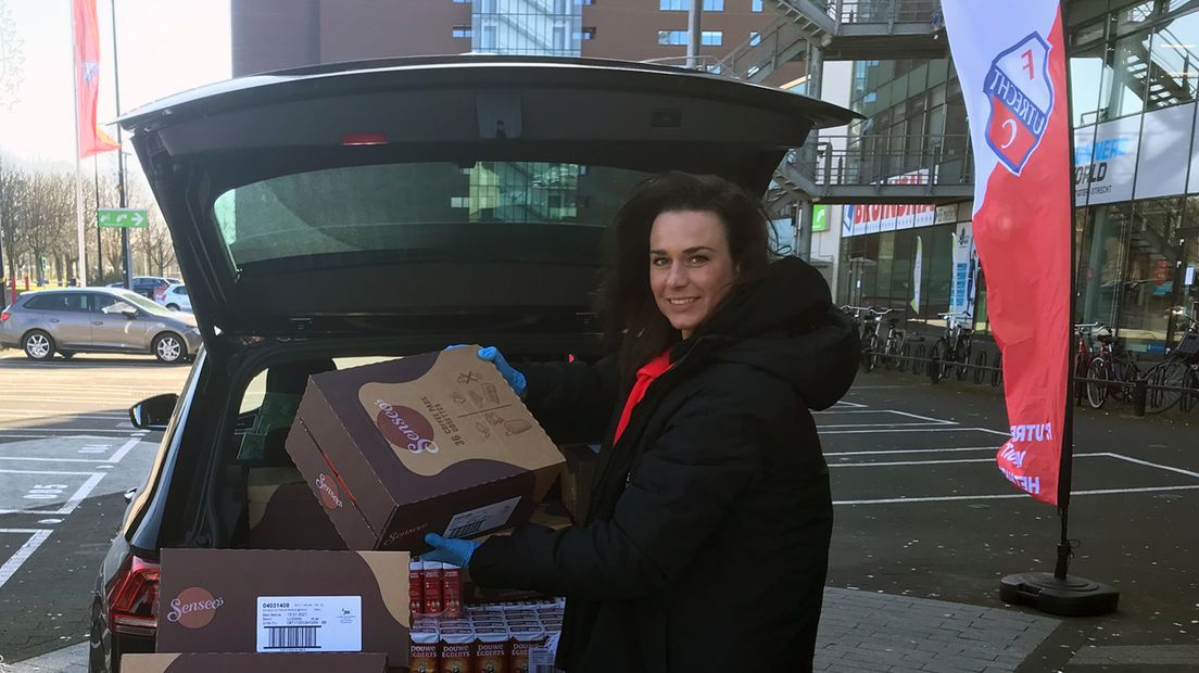 Utrechters doneren houdbare levensmiddelen bij de Galgenwaard.
