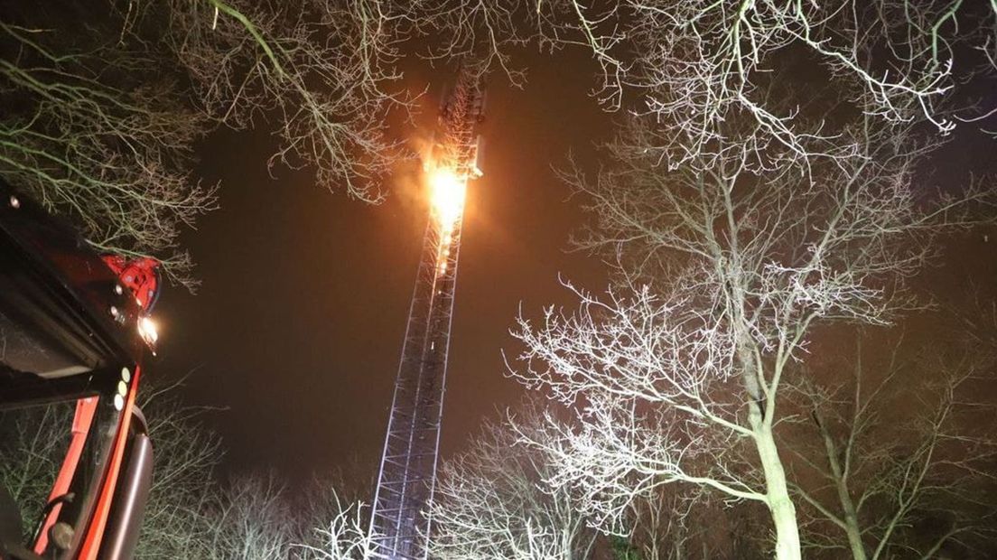 De mast stond tot op 25 meter hoogte in brand.
