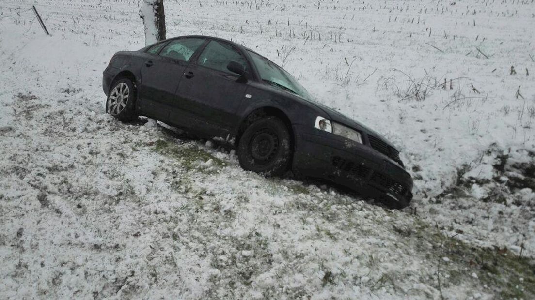 Auto in de berm bij Markelo