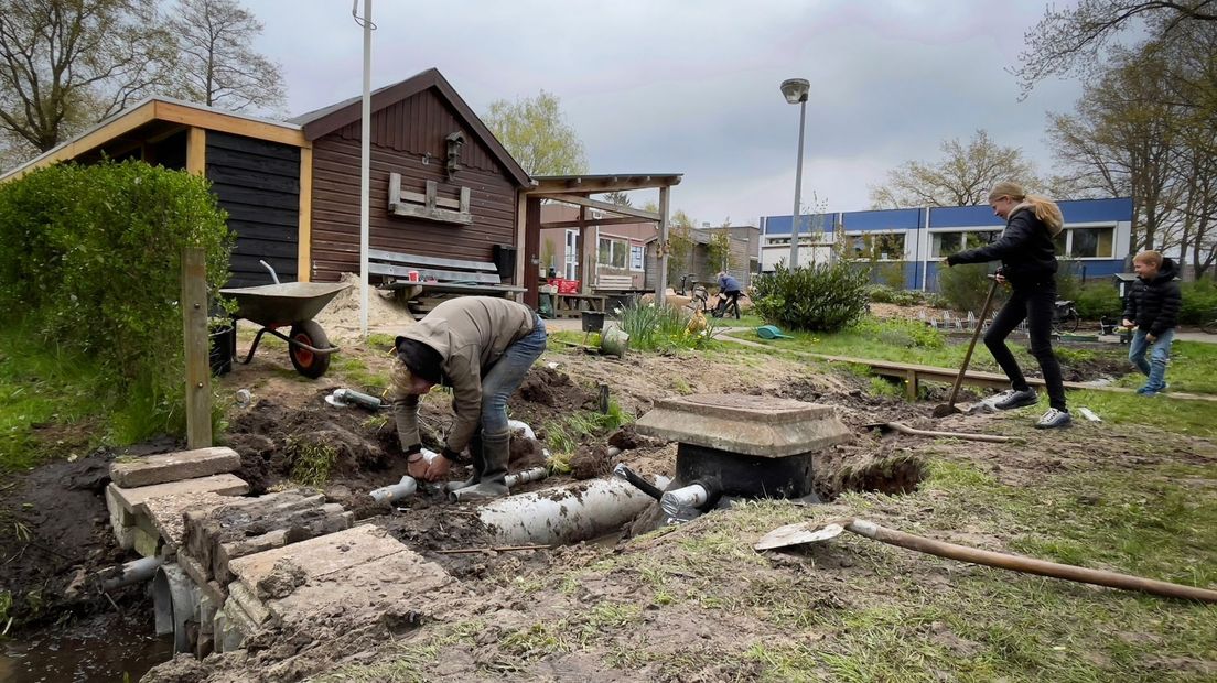 Stichting Dierenweide Stroomdal in Beilen is druk met het repareren van de rioolput