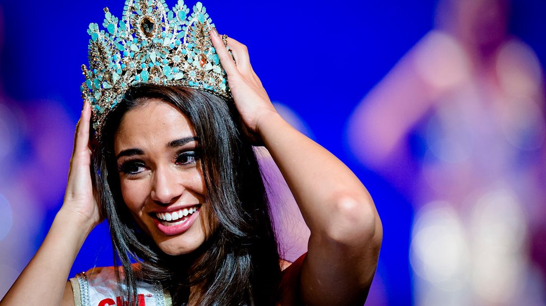 Tatjana mag het kroontje opzetten na het winnen van titel Miss Nederland.